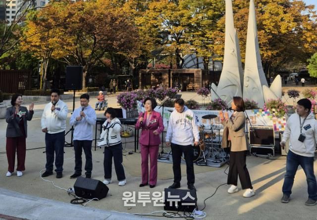 신계용 과천시장과 장애인들이 함께 노래하고 있다