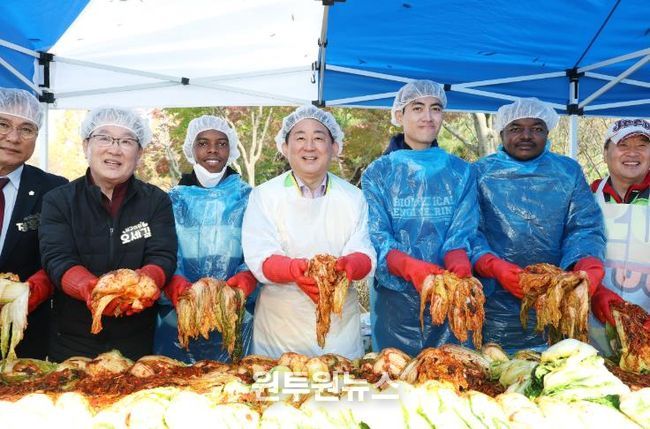 외국인 유학생 김장행사 참가 장면