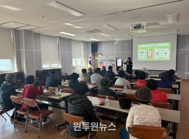 맞춤형 ICT 교육에 참석한 곡성군 어르신들