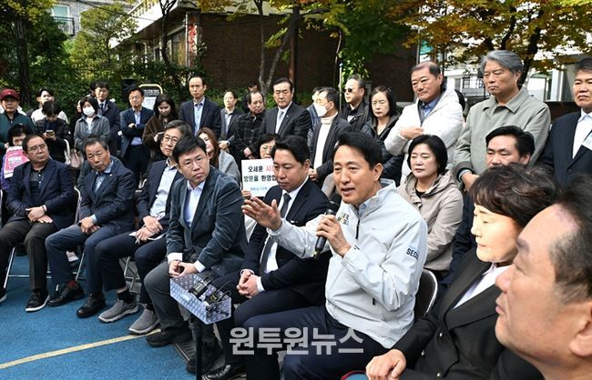 오세훈 서울시장이 6일 오전 성북구 장위13구역 재정비촉진사업 현장을 방문해 주민들과 간담회하고 있다.