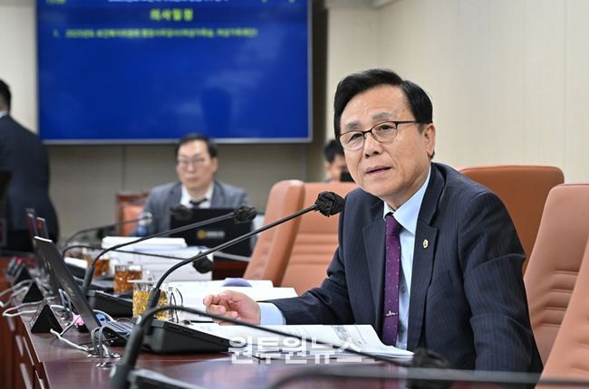 강석주 시의원이 여성가족실 행정사무감사에서 질의를 하고 있다.