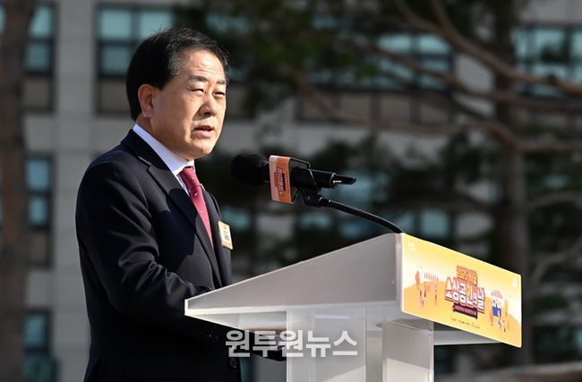 지난 11월 5일 서울광장에서 열린 ‘2025 서울시 소상공인의 날 기념행사’에 참석한 김용호 서울시의원이 축사를 하고 있다.