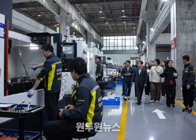 4일 주광덕 시장이 로봇산업 현장을 방문해 생산시설을 견학하고 있다.