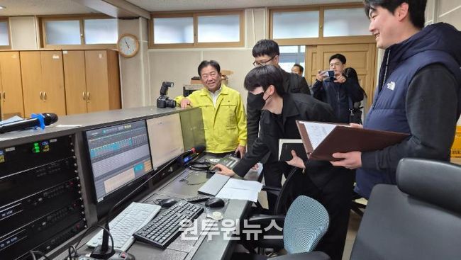 광주시교육청이 6일 광주고등학교에서 교육부, 한국교육시설안전원과 함께 수능시험장 방송시설을 점검하고 있다.