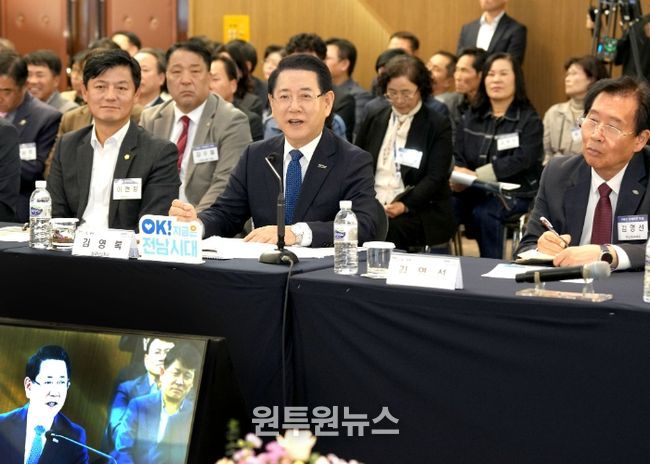 김영록 전라남도지사가 6일 구례군 The-K 지리산 가족호텔에서 열린 ‘구례군 정책비전 투어’에서 인사말을 하고 있다.