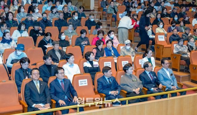 설명)‘2025년 제1차 통장 직무교육’에 참여한 강남구의회 의원들