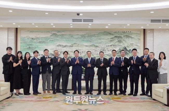 동관시 방문 기념 단체사진