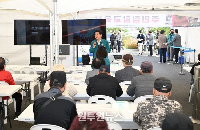 정종복 기장군수가 방사능방재 훈련에서 참여 주민들에게 훈련 내용을 설명하고 있다