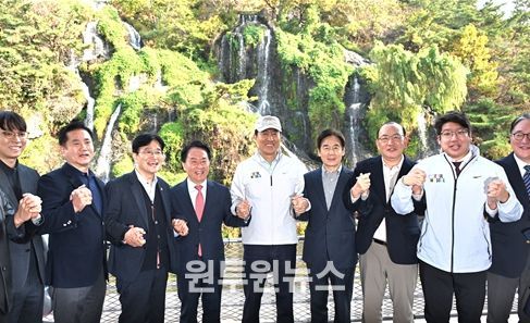 오세훈 서울시장이 6일(목) 서대문구 홍제동 일대에서 열린 '홍제폭포 북합문화센터 개관식'에서 참석자들과 기념사진을 촬영하고 있다.