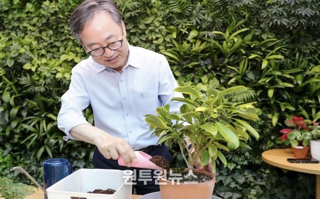 유성훈 금천구청장이 금천정원지원센터에서 화분에 흙을 채워주며 식물을 돌보고 있다