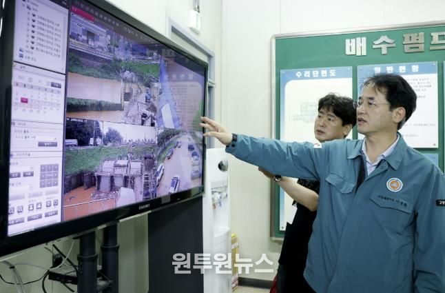 지난 8월 강매배수펌프장 현장점검 중인 이동환 고양특례시장