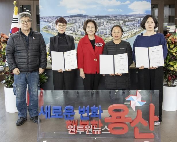 박희영 용산구청장(왼쪽에서 세 번째)이 ‘골목형상점가’로 추가 지정된 상인들과 기념촬영을 하고 있다.