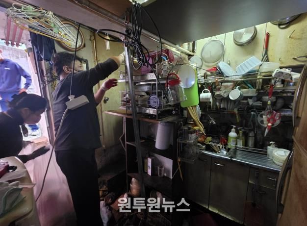 '삶의 질 향상 사랑의 청소봉사' 하는 모습