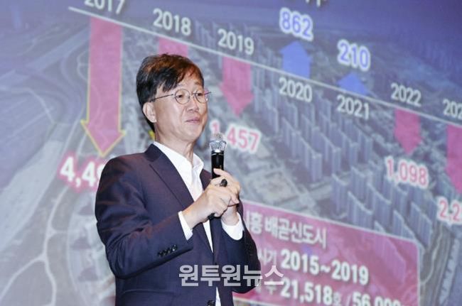이민근 안산시장이 안산문화예술의전당 해돋이극장에서 열린 ‘2025년 안산시 통장연수’에서 ‘통장들과 함께 만들어 갈 안산시의 미래’를 주제로 강연을 하고 있다.