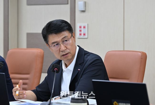 상임위원회 회의에서 발언하는 이봉준 의원