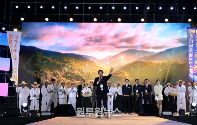 고흥군, ‘제5회 고흥유자축제’ 6일 화려한 개막... 첫날 7만 8천 명 몰려 (1) - 지난 6일 고흥군 풍양면 한동리 유자밭 일원에서 열린 ‘제5회 고흥유자축제’ 개막식에서 공영민 고흥군수가 개막을 선언하고 있다