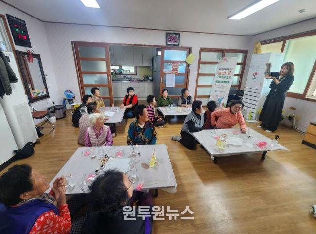 강진군 군동면 평리경로당에서 어르신들이 노인자살예방 프로그램 ‘내·안·愛’에 참여하고 있다.