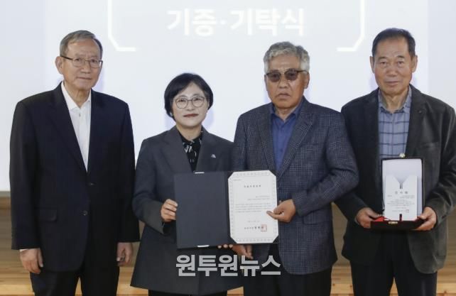6일 열린 화성시역사박물관 제10회 기증 기탁의 날 기념행사에서 유물 기증자들이 기념촬영을 하고 있다