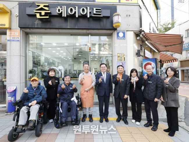 진교훈 서울 강서구청장(오른쪽 다섯 번째)이 6일(목) ‘마음길 상점’으로 지정된 등촌1동 준헤어아트를 찾아 현판식을 진행한 후 기념촬영을 하고 있다.