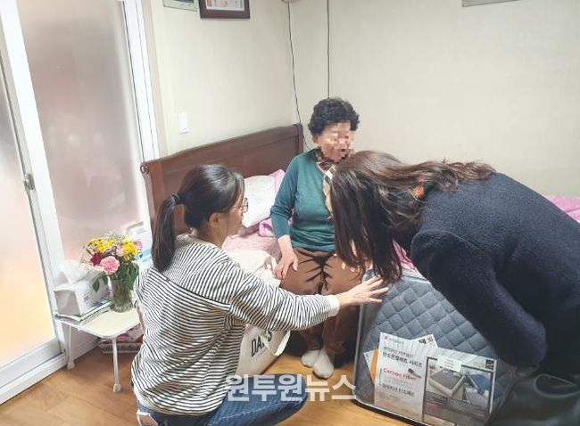 지난 6일 재가의료서비스 대상자에 이불과 매트를 지원한 무안군