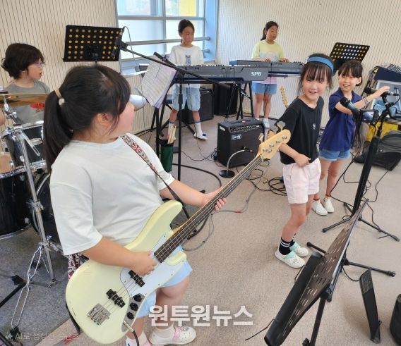 늘봄 우수 사례_초1-2 맞춤형 프로그램활동중인 학생들