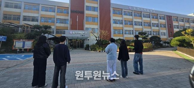 광주시교육청 전남대 교육협력관실이 7일 동아여고에서 전남대 지리학과 함께 진행하는 학교 항공촬영에서 전남대 지리학과 학생들이 드론을 조작하고 있다.
