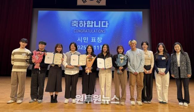 혁신나래연구단 우수과제 수상 팀이 수상 후, 기념사진을 촬영하고 있다.