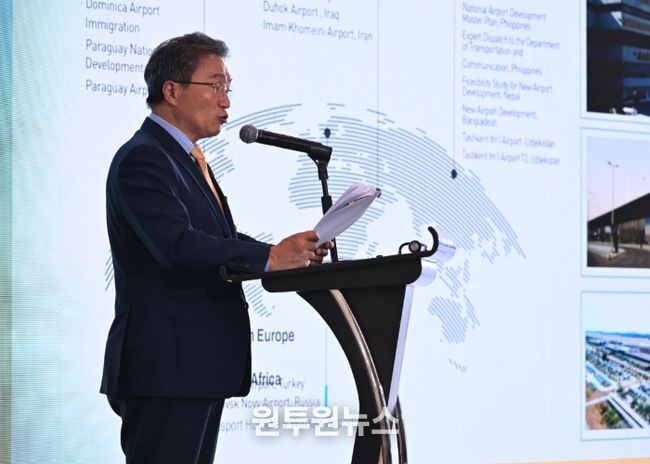 4일(현지시간) 홍콩에서 열린 EAAA(동아시아공항협력체)회의에서 인천국제공항공사 이학재 사장이 ‘공항 수익의 미래’를 주제로 발표를 하고 있다.