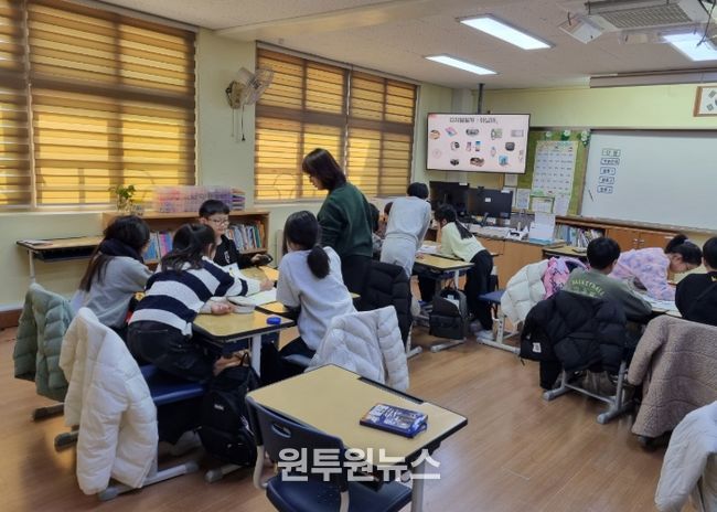 지역 시민이 직접 디지털 윤리 강사로 참여하는 '디지털 윤리 교실'이 진행되고 있다.