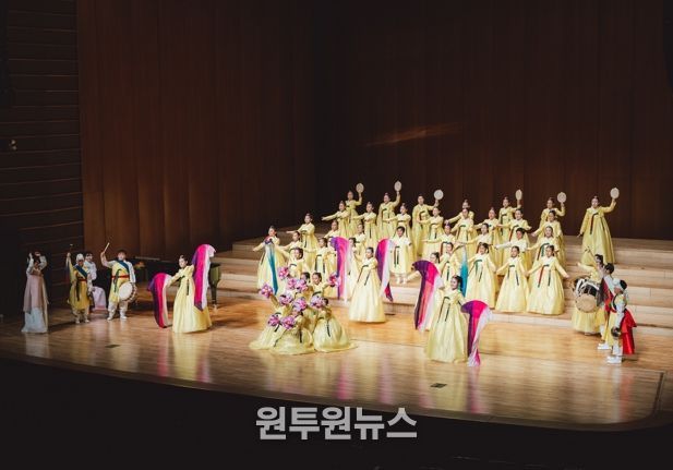 나주시립소년소녀합창단이 제21회 부산국제합창제에서 청소년 부문 3위와 금상을 수상했다. 사진은 부산국제합창제 경연대회에서 공연을 하는 나주시립소년소녀합창단 모습.