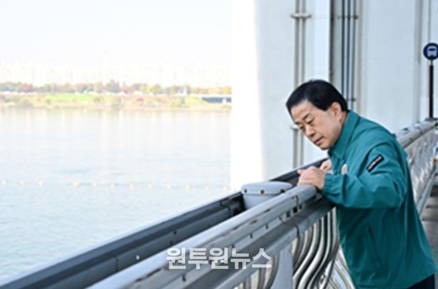 지난 11월 5일 서울특별시의회 제333회 정례회 도시안전건설위원회 현장 행정사무감사 일환으로 진행된 ‘잠수교 전면 보행화 사업’ 현장 점검에 참석한 김용호 서울시의원이 현장을 둘러보고 있다.