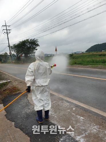 천안 풍서천 일대에서 H5형 조류인플루엔자(AI) 항원이 확인된 가운데 천안시가 인근 가금농가 입구를 통제하고 있다.