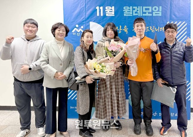 오른쪽 두 번째부터 최우수상 수상자 이건우 소방교, 우수상 수상자 임유림 씨, 장려상 대리수상자 이찬혁군의 어머니가 수상 후 기념촬영을 하고 있다.