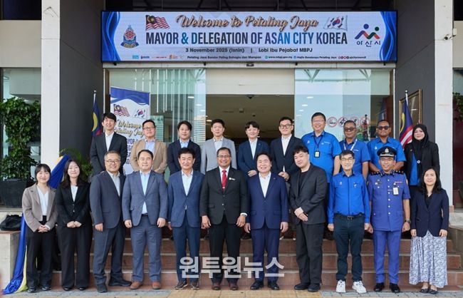 11월 3일 오세현 아산시장이 Mohamad Zahai Bin Hj Samingon 말레이시아 페탈링자야 시장과 페탈링자야 시청 방문 기념 촬영을 하고 있다.