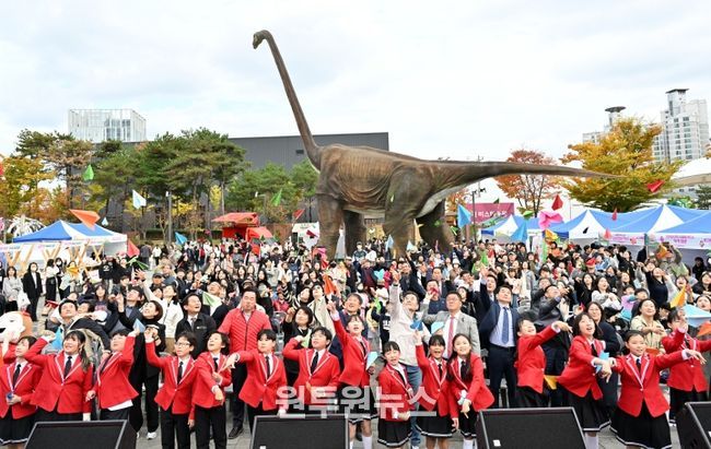 ‘2025 울산 종갓집 온마을교육축제’가 8일 공룡발자국 공원에서 김영길 중구청장, 박경흠 중구의회 의장, 천창수 시교육감, 구의원, 마을교육공동체, 학생 등이 참석한 가운데 열렸다.
