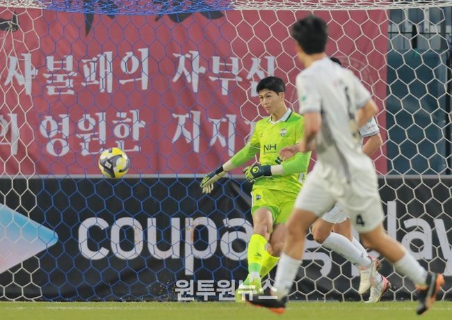 11월 8일 강원전 홈경기에서 문현호가 김천상무 데뷔전을 치렀다.