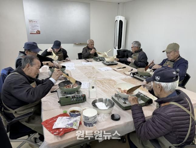 ‘쿡(cook)할배를 위한 찾아가는 요리 교육’ 단체사진