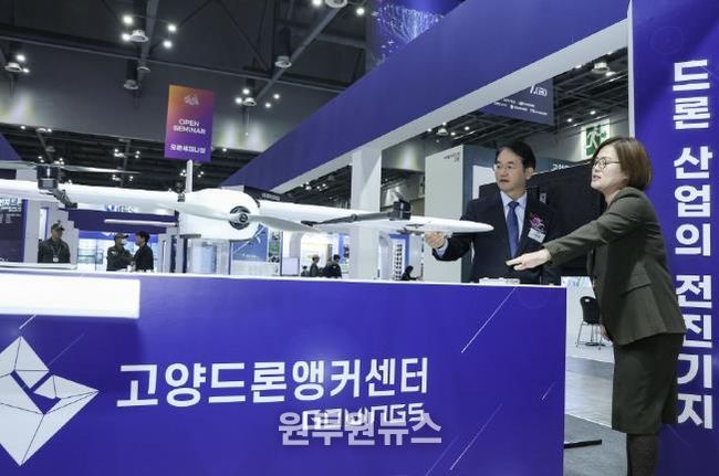 2025 드론·도심항공모빌리티 박람회’에서 고양드론앵커센터 섹터를 찾은 이동환 고양특례시장