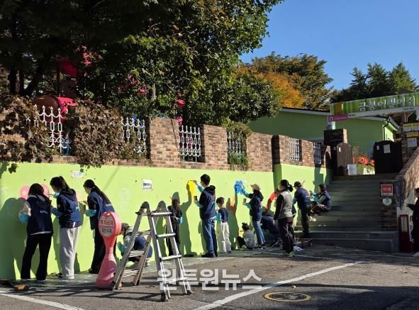 지난 1일 성동구와 SM엔터가 함께 구립금봉어린이집 노후 시설에 벽화를 조성 중인 모습
