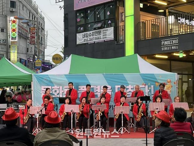 부천 지역 예술인들이 부천역 일대 이미지 개선을 위해 색소폰 연주를 하고 있다.