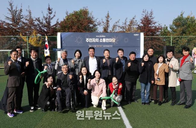 주민자치한마당 참석한 화성특례시의회 시의원 기념 사진