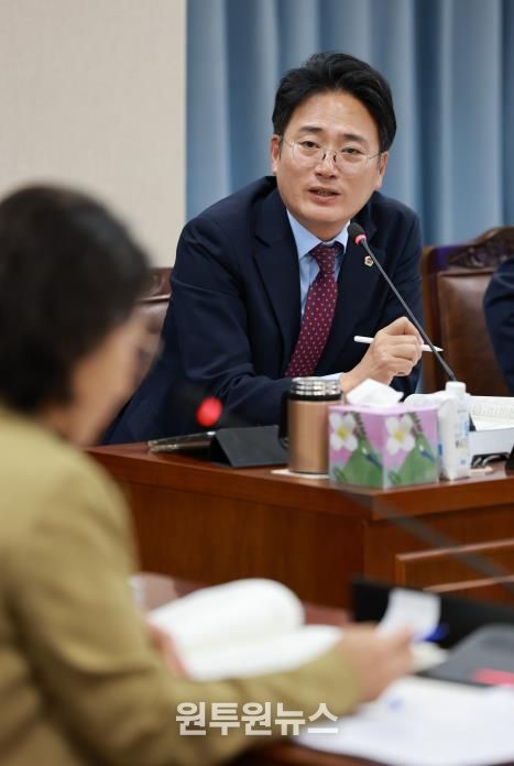 진호건 전남도의원이 농업기술원 김행란 원장에게 질의하고 있다.