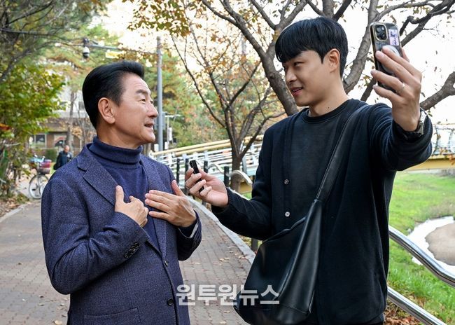 김동근 시장이 11월 6일 ‘민생속으로’의 일환으로 시민 크리에이터 홍상원 씨와 소통하고 있다.