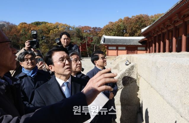 김민석 국무총리가 10일 서울시의 종묘 앞 고층건물 허용과 관련 허민 국가유산청장, 유홍준 국립중앙박물관장 등과 함께 종로구 종묘를 방문, 외부 조망을 점검하고 있다.