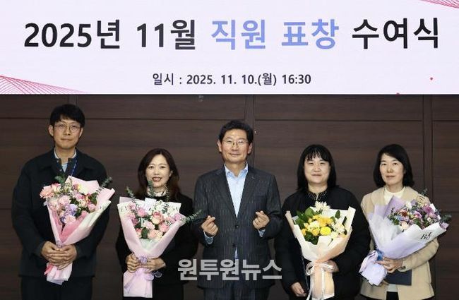 이상일 용인특례시장(가운데)은 10일 학습연구동아리 발표대회 수상자들에게 표창을 수여했다. (왼쪽부터 'The모임', '용인의푸른밤', '헬로용', '희로애락' 대표)