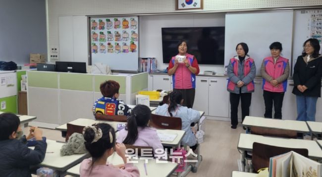 성주군생활개선회「농업인의 날」우리쌀 소비촉진 행사 개최 - 관내 11개 초등학교 방문, 1,400여명에 성주 햅쌀로 만든 가래떡 나눔