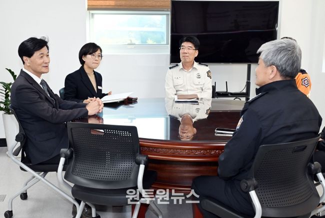 안병구 밀양시장이 11일 밀양소방서를 방문해 소방대원들을 격려하고 지역 안전 강화 방안을 논의하고 있다.