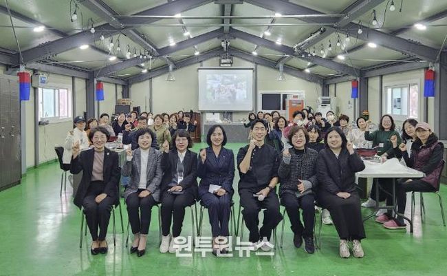 이선희 문화체육관광국장(맨 앞줄 가운데)이 지난 11일 상록수 된장마을 교육실에서 열린 ‘2025년 하반기 건강 저염장 아카데미’ 수료식에서 수료자들과 함께 기념촬영을 하고 있다.
