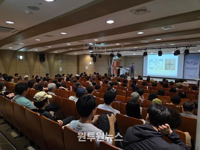 지난 9월 시청 직원과 순천시민을 대상으로 시민인문학 '도서관에서 만난 사람' 강연을 진행하고 있다