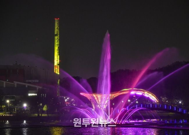 김포시가 도시재생 및 야간정책에 선도적으로 나서고 있다. 올해 6월 산업시설 넘어 공공예술작품으로 재탄생한 김포한강자원화센터굴뚝에서 개최된 야외공연 사진